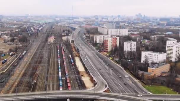 Järnvägstransporter. Stor järnväg med flera spår. Stad nära vägar ovanifrån — Stockvideo