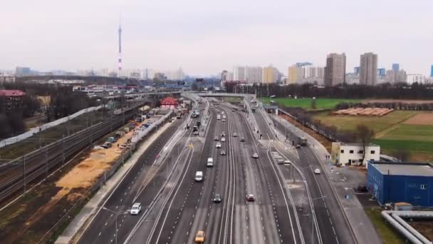 偉大なモスクワの道路。多くの車線の道路。車は通路の空中ビューに移動します — ストック動画