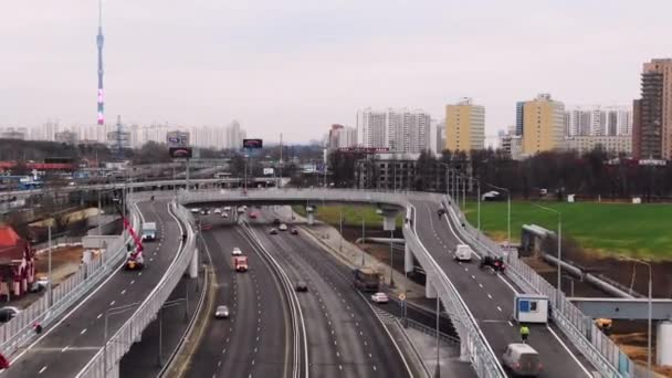 Una franja de tierra designada para el tráfico. Construcción de un puente en la carretera. Camino en la ciudad de Rusia vista superior — Vídeos de Stock