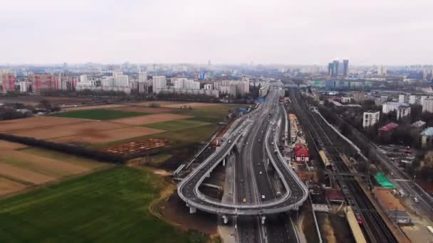 Circonvallazione. Parte integrante dell'infrastruttura della città. Campi vicino al binario. Elicottero — Video Stock