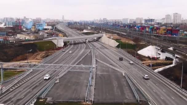 Camino de varios carriles. El camino cerca de la localidad habitada. Construcción de un nuevo pavimento cerca de la ciudad vista superior — Vídeos de Stock