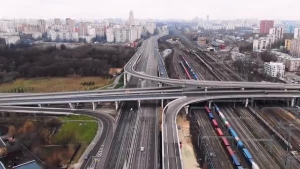 Estrada internacional na Rússia. Os carros estão se movendo em uma estrada multi-pista. Comércio ferroviário vista superior — Vídeo de Stock