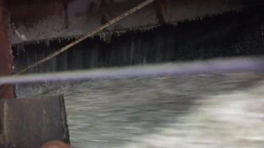 Yazın hasat. Sıcak havada büyük bir buğday mahsulünü ayırıyorum. Güneşli bir günde manzarayı kapat