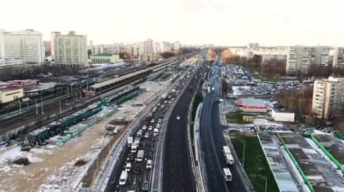 Gündüz yol trafiği ve tren rayları. Otoyol boyunca arabalar hareket ediyor. Bung hava görüntüsü