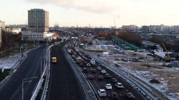 Дневное движение и железнодорожные пути. Путешествие по городу. Городские пробки — стоковое видео