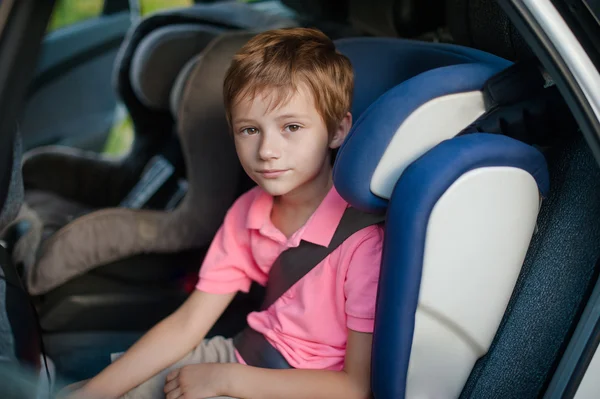 Boy sits in a car seat — Stock Photo, Image