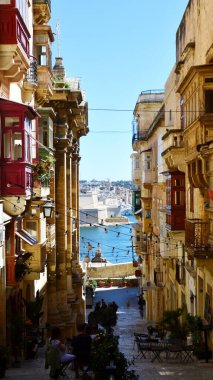 Malta 'nın başkenti Valletta' daki Dar Sokak