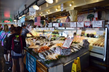 Seattle, Washington 'daki Pike Place' de balık pazarı