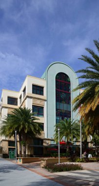 Şehir merkezindeki modern belediye binası Batı Palm Beach, Florida
