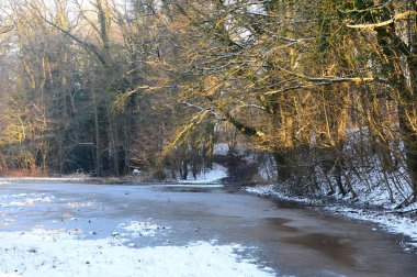 Kış mevsiminde Boehme Nehri 'nin manzarası. Kasabanın surları, Aşağı Saksonya.