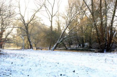 Kış mevsiminde Boehme Nehri 'nin manzarası. Kasabanın surları, Aşağı Saksonya.