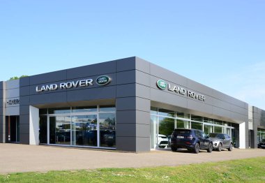 Walsrode kasabasındaki Vorbrueck Endüstri Parkı 'nda araba satıcısı.