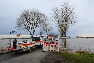 Kış mevsiminde River Aller, Aşağı Saksonya 'da sel