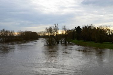 Kış mevsiminde River Aller, Aşağı Saksonya 'da sel