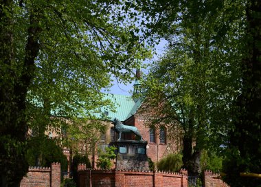 Schleswig-Holstein eyâletinde, Ratzeburg kasabasındaki tarihi katedralde aslan heykeli.
