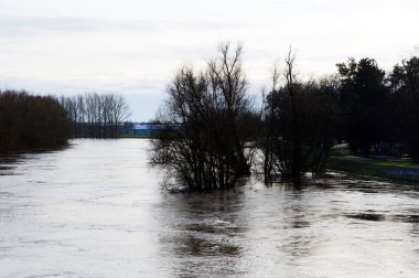 Kış mevsiminde River Aller, Aşağı Saksonya 'da sel