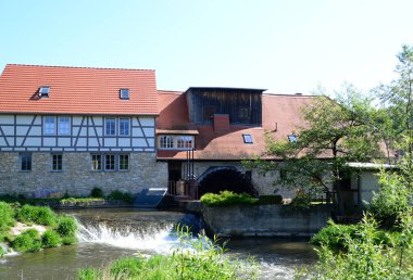 Thüringen 'deki Buchfart kasabasındaki Ilm Nehri' nde tarihi su değirmeni.