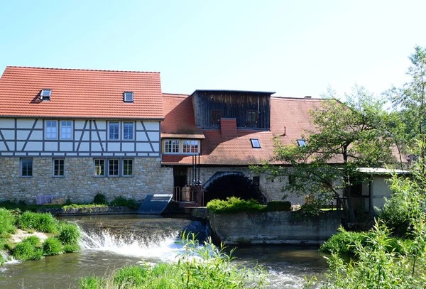 Thüringen 'deki Buchfart kasabasındaki Ilm Nehri' nde tarihi su değirmeni.