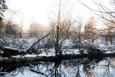 Kış mevsiminde Boehme Nehri 'nin manzarası. Kasabanın surları, Aşağı Saksonya.