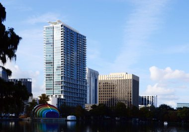 Orlando, Florida 'daki Eola Gölü' ndeki Skyline.