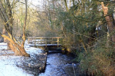 Kış mevsiminde Walsrode, Aşağı Saksonya 'daki Fulde Nehri' ne park et.