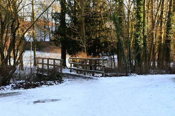 Kış mevsiminde Walsrode, Aşağı Saksonya 'daki Fulde Nehri' ne park et.