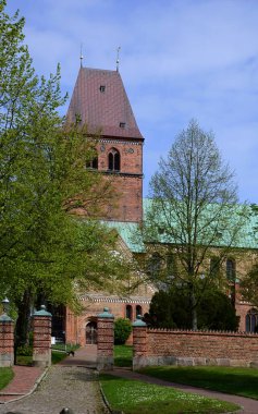 Schleswig-Holstein eyâletinde, Ratzeburg kasabasındaki tarihi katedral.