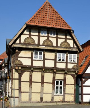 Eski Nienburg Kasabası 'ndaki tarihi bina Weser nehri, Aşağı Saksonya