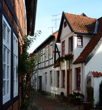 Nienburg 'un Eski Kasabası' nda Dar Sokak. Aşağı Saksonya 'nın Weser Nehri' nde.
