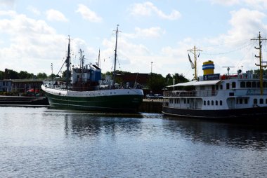 Bremerhaven, Almanya 'daki balıkçılık limanında tarihi gemiler