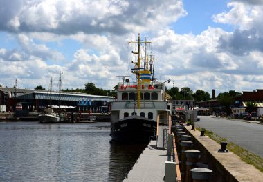 Bremerhaven, Almanya 'daki balıkçılık limanında tarihi gemiler