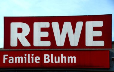 Walsrode, Lower Saxony 'deki REWE Supermarket' i imzalayın.