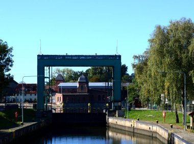 Bernburg, Saksonya 'daki Saale Nehri' ne kilitleniyor.