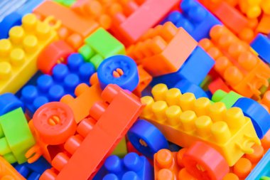 Büyük plastik oyuncak blokları arka planda. Çocuk eğitimi konsepti oyuncağı.