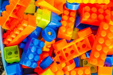 Büyük plastik oyuncak blokları arka planda. Çocuk eğitimi konsepti oyuncağı.