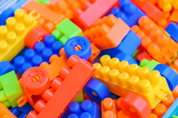 Büyük plastik oyuncak blokları arka planda. Çocuk eğitimi konsepti oyuncağı.