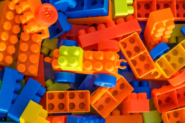 Büyük plastik oyuncak blokları arka planda. Çocuk eğitimi konsepti oyuncağı.