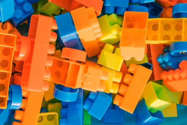 Büyük plastik oyuncak blokları arka planda. Çocuk eğitimi konsepti oyuncağı.