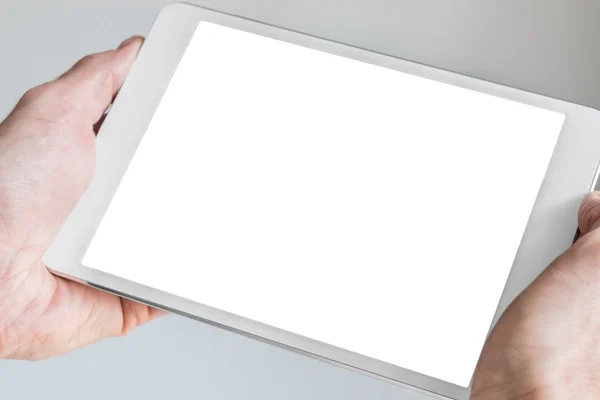 Sujetando tableta moderna plateada y blanca en ambas manos con pantalla aislada — Foto de Stock