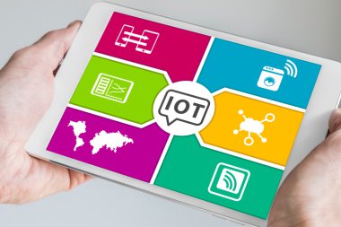 Erkek elleri her şeyin Iot Internet ile modern beyaz tablet tutan pano. Bilgi teknolojisi arka planı