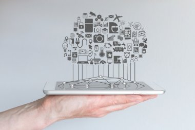 Nesnelerin interneti ve akıllı ev otomasyonu için bağlı cihazların bulutu ile el tutma tableti veya modern akıllı telefon.