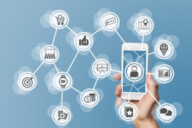 Büyük veri, analitik ve sosyal medya dan yararlanarak online mobil pazarlama. Modern akıllı telefon tutan el ile Konsept