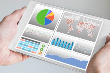 Satış, pazarlama, muhasebe için analiz panosu ile modern tablet veya mobil cihaz el tutma,