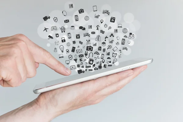 Internet av saker (Iot) koncept med händer som håller tablet — Stockfoto