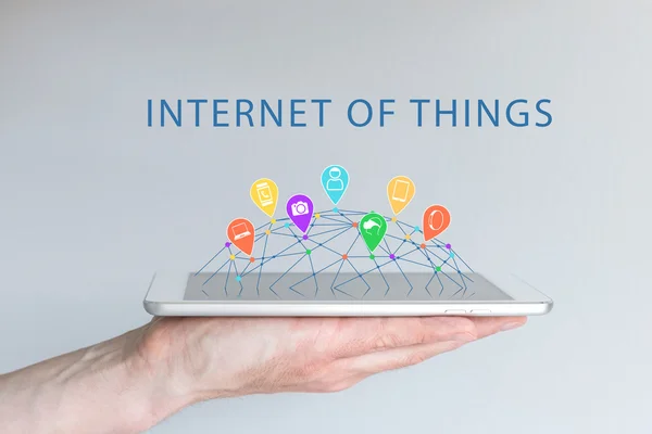 Internet of Things (IOT) concept met hand houden Smart Phone — Stockfoto