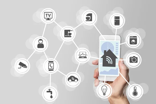 Concepto de domótica inteligente ilustrado por un teléfono inteligente moderno para monitorear objetos inteligentes . —  Fotos de Stock