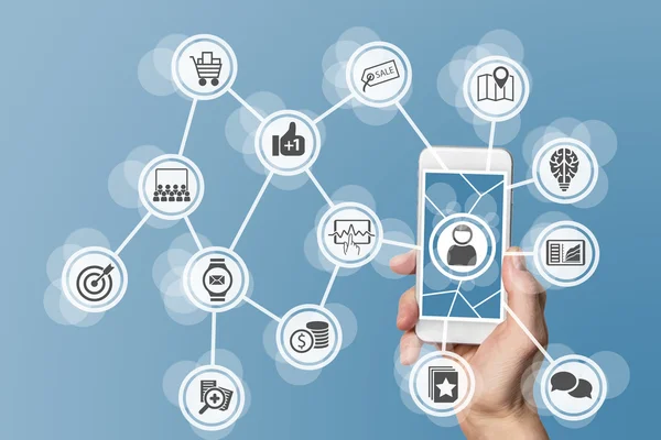 Büyük veri, analitik ve sosyal medya dan yararlanarak online mobil pazarlama. Modern akıllı telefon tutan el ile Konsept