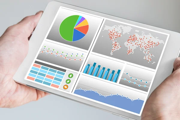 Mano que sostiene la tableta moderna o el dispositivo móvil con el tablero de análisis para las ventas, la comercialización, la contabilidad , —  Fotos de Stock