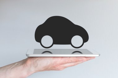Tablette araba simgesi ile dijital ulaşım ve mobilite
