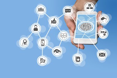 Büyük miktarda veri bağlı mobil cihazlardan çözümlemek amacıyla büyük veri kavramı. Akıllı telefon beyaz arka plan üzerinde tutan el
